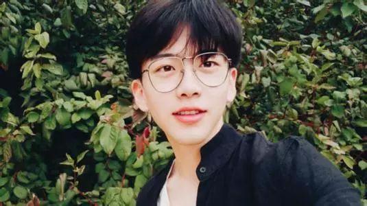 抖音网红刘雅萌吃瓜图片,瓜界新宠儿风采尽显 第1张 抖音网红刘雅萌吃瓜图片,瓜界新宠儿风采尽显 第1张